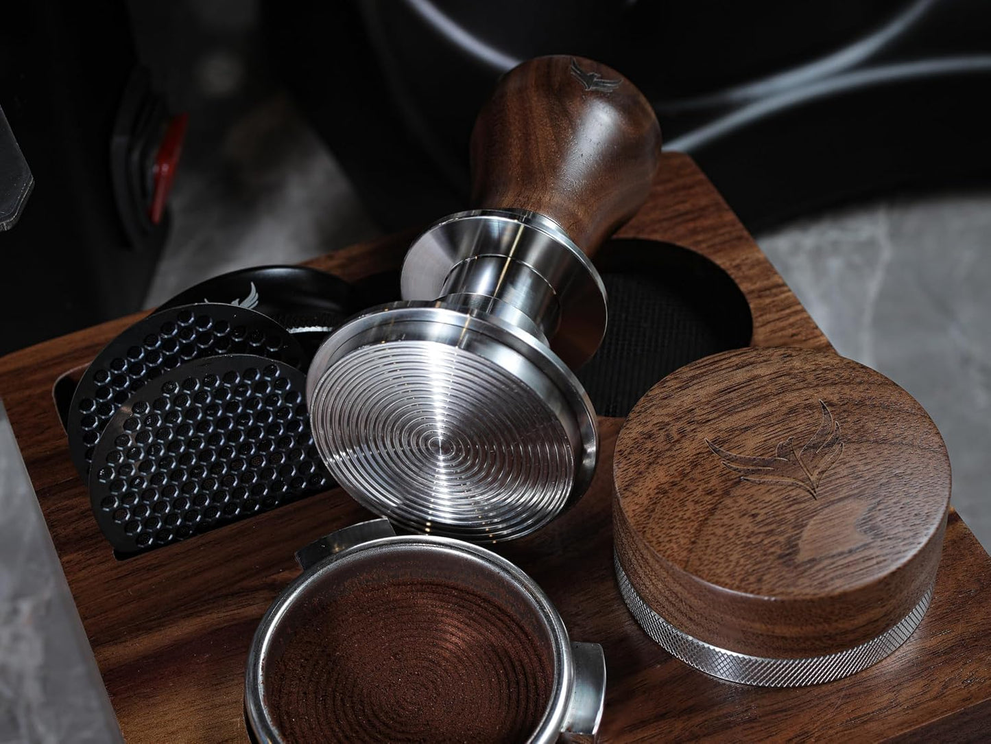 58.5mm Tamper Walnut Self-Leveling, Spring Loaded