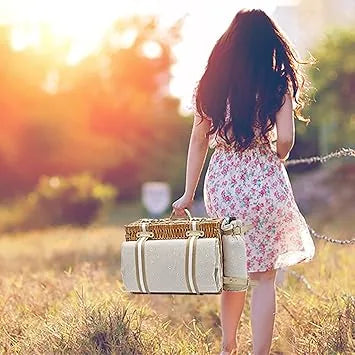 Wine pouch and accessories included in complete picnic set