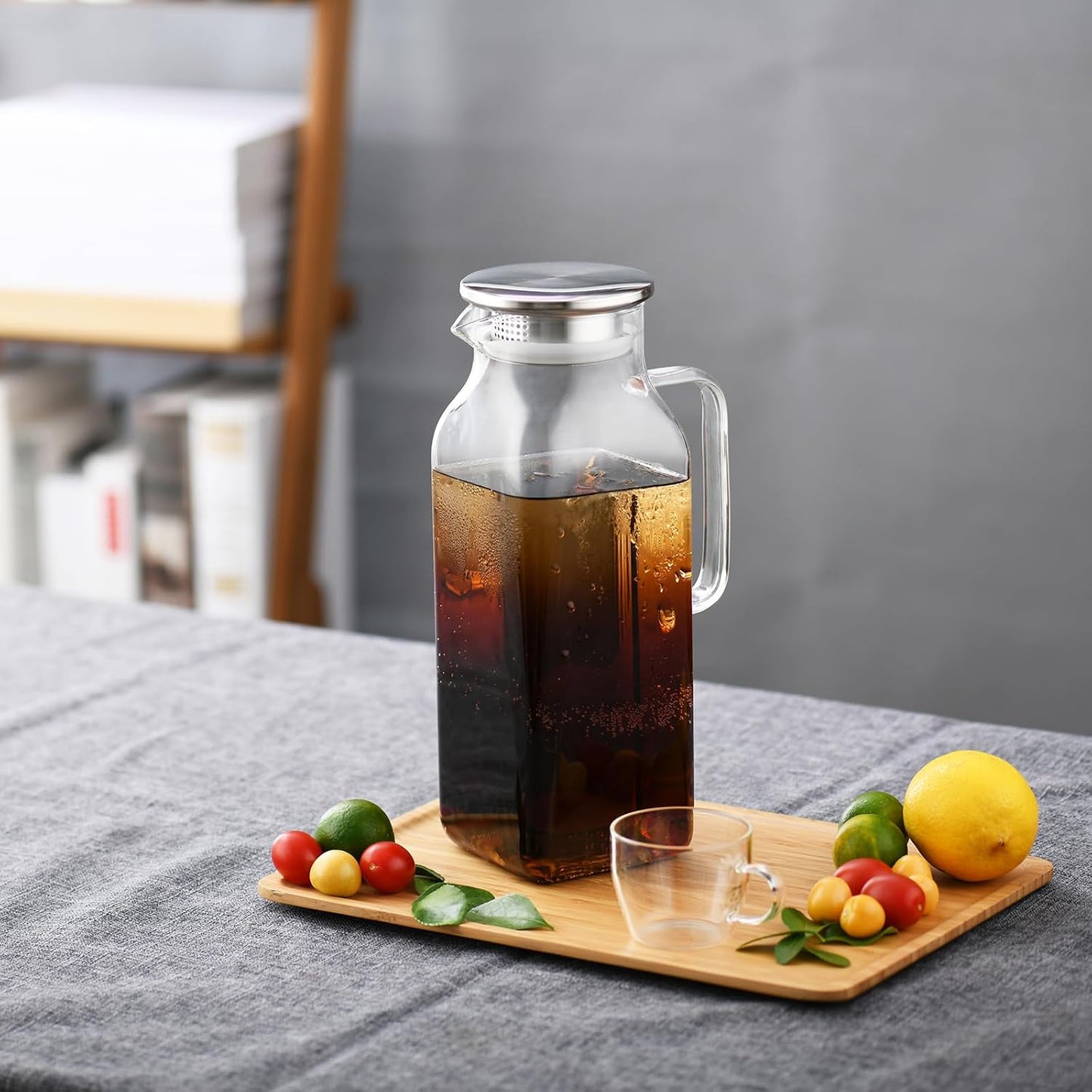60 FL OZ (1.8L) Heat-resistant Glass Pitcher with Lid,Suitable for Refrigerators,with Handle.Can be Used for Gatherings and Family Dinners,for Tea,Coffee,Lemonade,Juice,Etc
