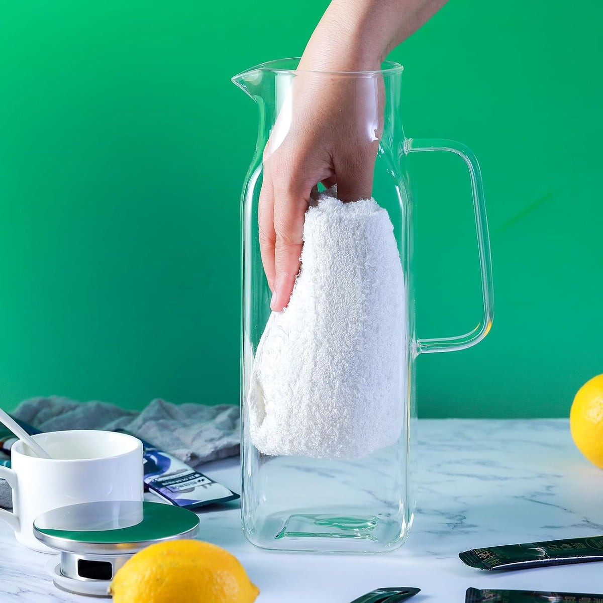 60 FL OZ (1.8L) Heat-resistant Glass Pitcher with Lid,Suitable for Refrigerators,with Handle.Can be Used for Gatherings and Family Dinners,for Tea,Coffee,Lemonade,Juice,Etc