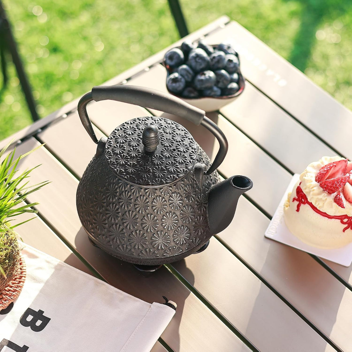 Cast Iron Teapot, 32oz Tea Kettle with Infuser for Stove Top, Sakura Blossom Pattern Japanese Tea Pot for Tea &amp; Coffee Coated with Enameled Interior, Silicone Handle 950ml black